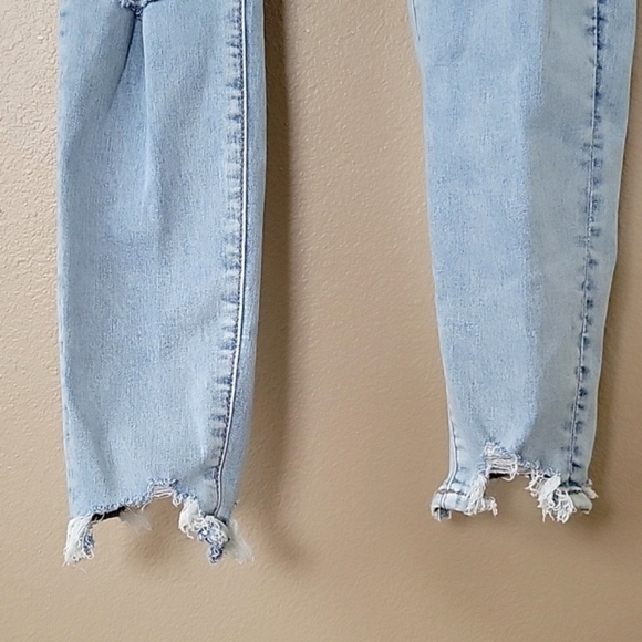 American Eagle Next Level Stretch High Rise Ripped Jeggings - Size 6 - Picture 4 of 8